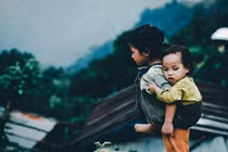 Ánh mắt trẻ em vùng cao qua ống kính cô nàng 9X