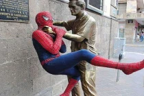 Muôn kiểu tự sướng với tượng (6)