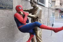 Muôn kiểu tự sướng với tượng (6)