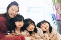 “Nhật ký” rơi nước mắt của bà mẹ với 3 con gái nhỏ