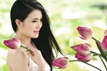 Em gái Công Vinh quyến rũ bất ngờ với áo yếm, hoa sen