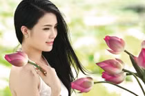 Em gái Công Vinh quyến rũ bất ngờ với áo yếm, hoa sen