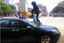 Xôn xao chồng ngoại tình, vợ nhảy lên nóc ôtô đánh ghen