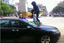 Xôn xao chồng ngoại tình, vợ nhảy lên nóc ôtô đánh ghen