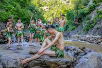 Học sinh Mường La mặc váy lá lên rừng chụp ảnh kỷ yếu