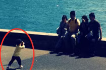 Khoảnh khắc hài hước: Bé làm phó nháy