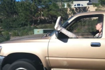 Khoảnh khắc hài hước: “Thánh” đau chân