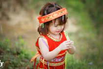 Thiên thần 5 tuổi mếu máo vì mẹ đưa lên nương