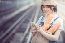 “Hot girl bán bánh mỳ” xinh đẹp thu hút người đi đường