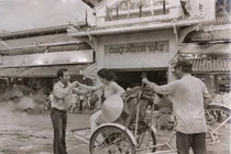 Ảnh cưới hoài cổ tái hiện Sài Gòn 30 năm trước