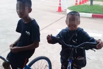 Cảm động hai cậu bé đạp xe 50km thăm cha trong tù