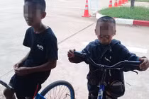 Cảm động hai cậu bé đạp xe 50km thăm cha trong tù