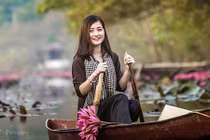 Cô lái đò chùa Hương xinh đẹp “thôi miên” du khách