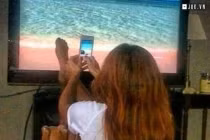 Ảnh cười Facebook: Check-in tại bãi biển