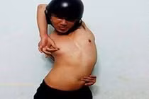 Những pha ăn theo “tay chạm rốn” không thể tin nổi