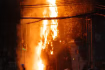 Cây thông Noel cao 6m ngùn ngụt cháy trước sảnh nhà hàng