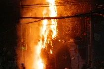 Cây thông Noel cao 6m ngùn ngụt cháy trước sảnh nhà hàng