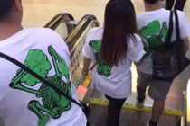 Chết cười với số phận “ngang trái” của những chiếc áo đôi