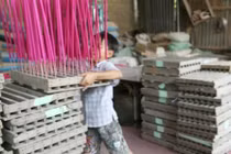 Chuyện đời của cậu bé 11 tuổi làm nhang ở Bình Dương