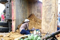 Xe ben tông xe máy, đất đổ lấp thi thể nạn nhân