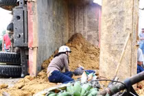 Xe ben tông xe máy, đất đổ lấp thi thể nạn nhân