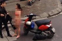 Phút hớ hênh của quý cô Việt khi “gặp hạn” trên phố