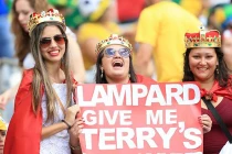 Những banner nhí nhố nhất trên khán đài World Cup