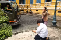 Mẹ lĩnh án tử, cô gái trẻ đổ quỵ giữa sân toà