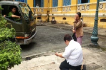 Mẹ lĩnh án tử, cô gái trẻ đổ quỵ giữa sân toà