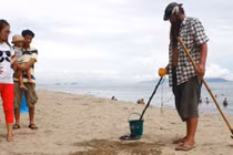 Chàng trai Mỹ xuyên Việt dọn rác bãi biển