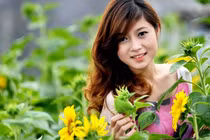 Bạn trẻ đắm chìm trong màu hoa đặc trưng tháng 7