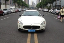 Tiểu thư chân dài đỗ siêu xe giữa đường “chướng mắt“