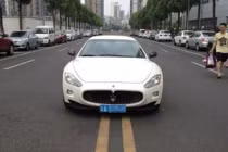 Tiểu thư chân dài đỗ siêu xe giữa đường “chướng mắt“