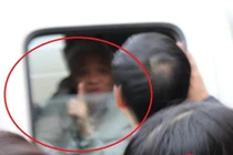 Bầu Kiên ra ám hiệu "lạ" trên xe về trại giam