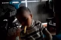 Em bé Việt ngủ gật trong lúc đang ăn mía 