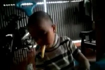 Em bé Việt ngủ gật trong lúc đang ăn mía 