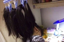 Nữ sinh treo ngược tóc lên trần nhà ôn thi