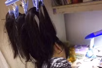 Nữ sinh treo ngược tóc lên trần nhà ôn thi