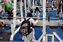 Nữ sinh mặc áo dài “khỏe nhất vịnh Bắc Bộ“