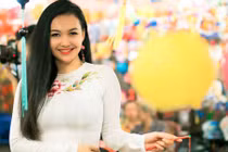 “Nữ thổ dân ngực trần” dạo phố Trung thu Sài Gòn