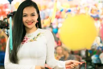 “Nữ thổ dân ngực trần” dạo phố Trung thu Sài Gòn