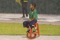 Cậu bé nhặt bóng ngồi dầm mưa trong trận cầu V.League