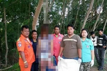 Ảnh cảnh sát chụp cùng xác chết trên cây gây phẫn nộ