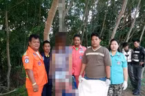 Ảnh cảnh sát chụp cùng xác chết trên cây gây phẫn nộ