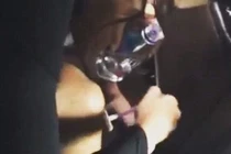 Người mẫu Kendall Jenner hối hả cạo lông chân khi chạy show