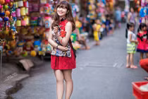 Hot girl chân ngắn đẹp rạng ngời trên phố đèn lồng