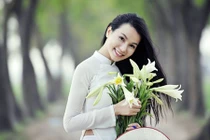 Nữ giảng viên hot girl rạng ngời bên hoa loa kèn