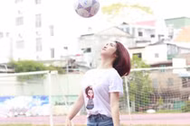 Hòa Minzy - "bạn gái tin đồn" Công Phượng trổ tài tâng bóng