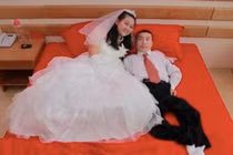 Chú rể bại liệt cưới vợ xinh, gây xôn xao mạng