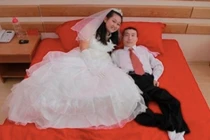 Chú rể bại liệt cưới vợ xinh, gây xôn xao mạng